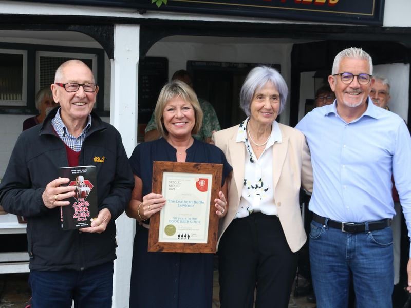 Mike Fletcher, Julie Gordon, Lesley Fletcher & Les Gordon. (Pub, Publican, Award). Published on 02-10-2023