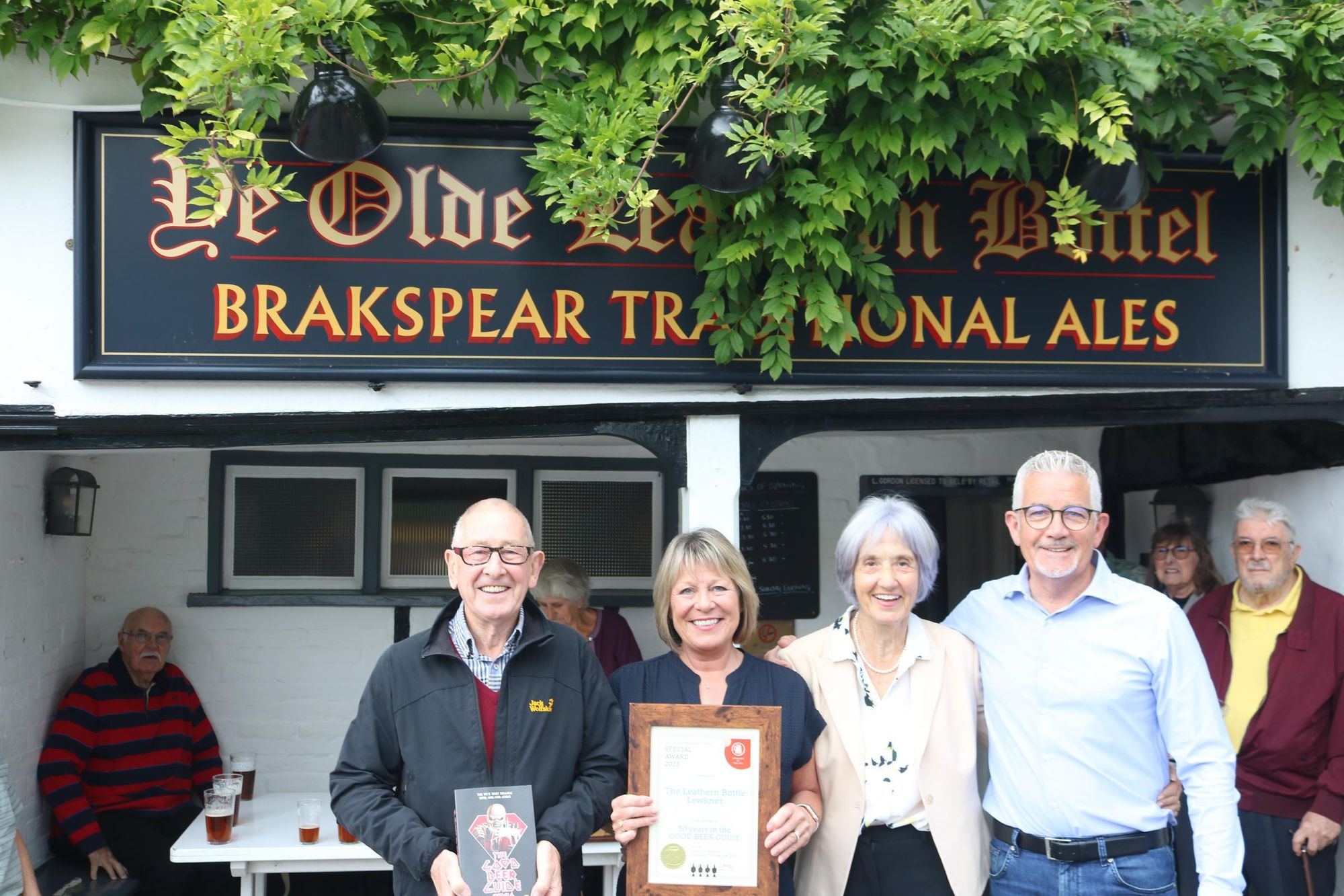 Mike Fletcher, Julie Gordon, Lesley Fletcher & Les Gordon. (Pub, Publican, Award). Published on 02-10-2023
