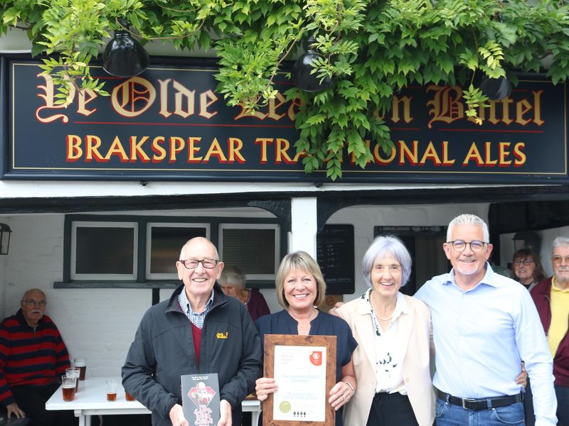 Mike Fletcher, Julie Gordon, Lesley Fletcher & Les Gordon. (Pub, Publican, Award). Published on 02-10-2023