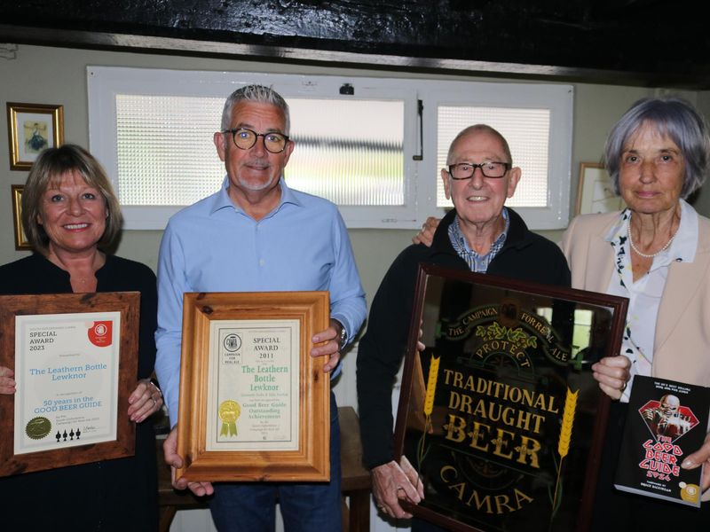 Julie & Les Gordon, Mike & Lesley Fletcher. (Pub, Publican, Award). Published on 02-10-2023 