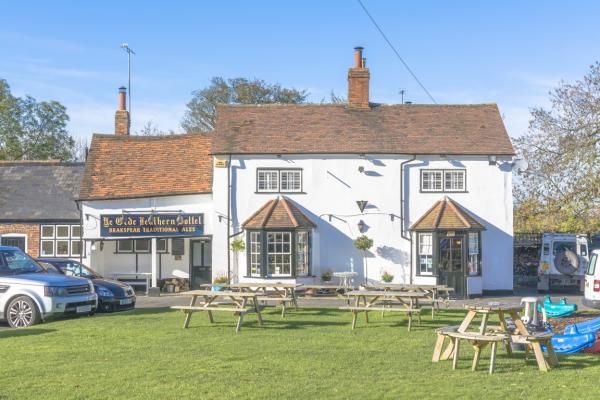Leathern Bottle, Lewknor - looking north-west (2013). (Pub, External). Published on 19-11-2013