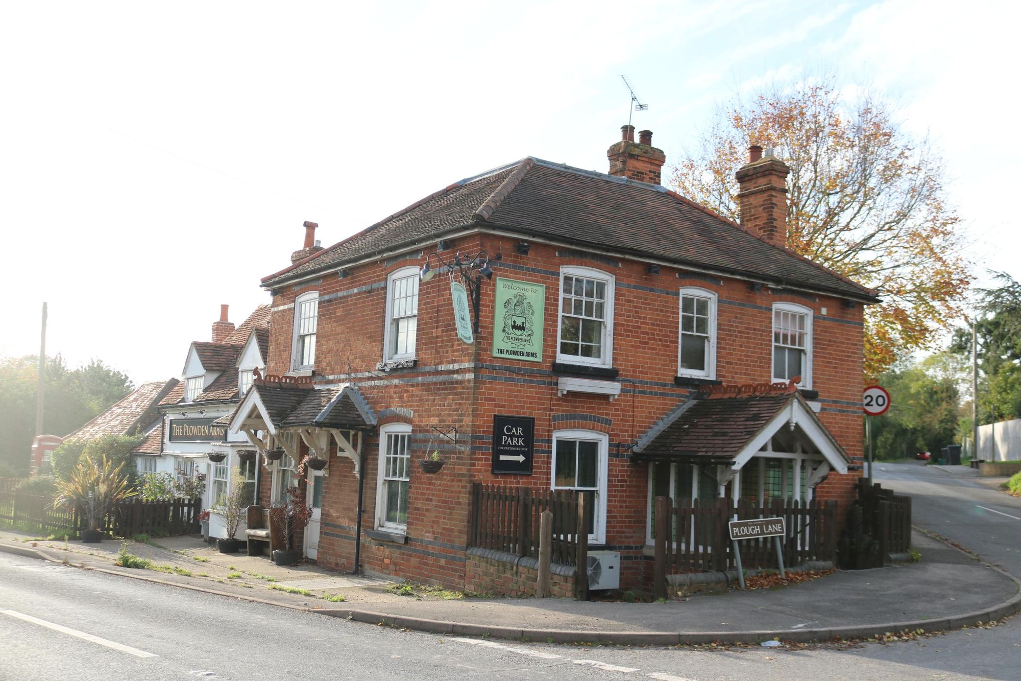 Shiplake - Plowden Arms - looking west - 2019 Oct. (Pub, External). Published on 18-03-2022