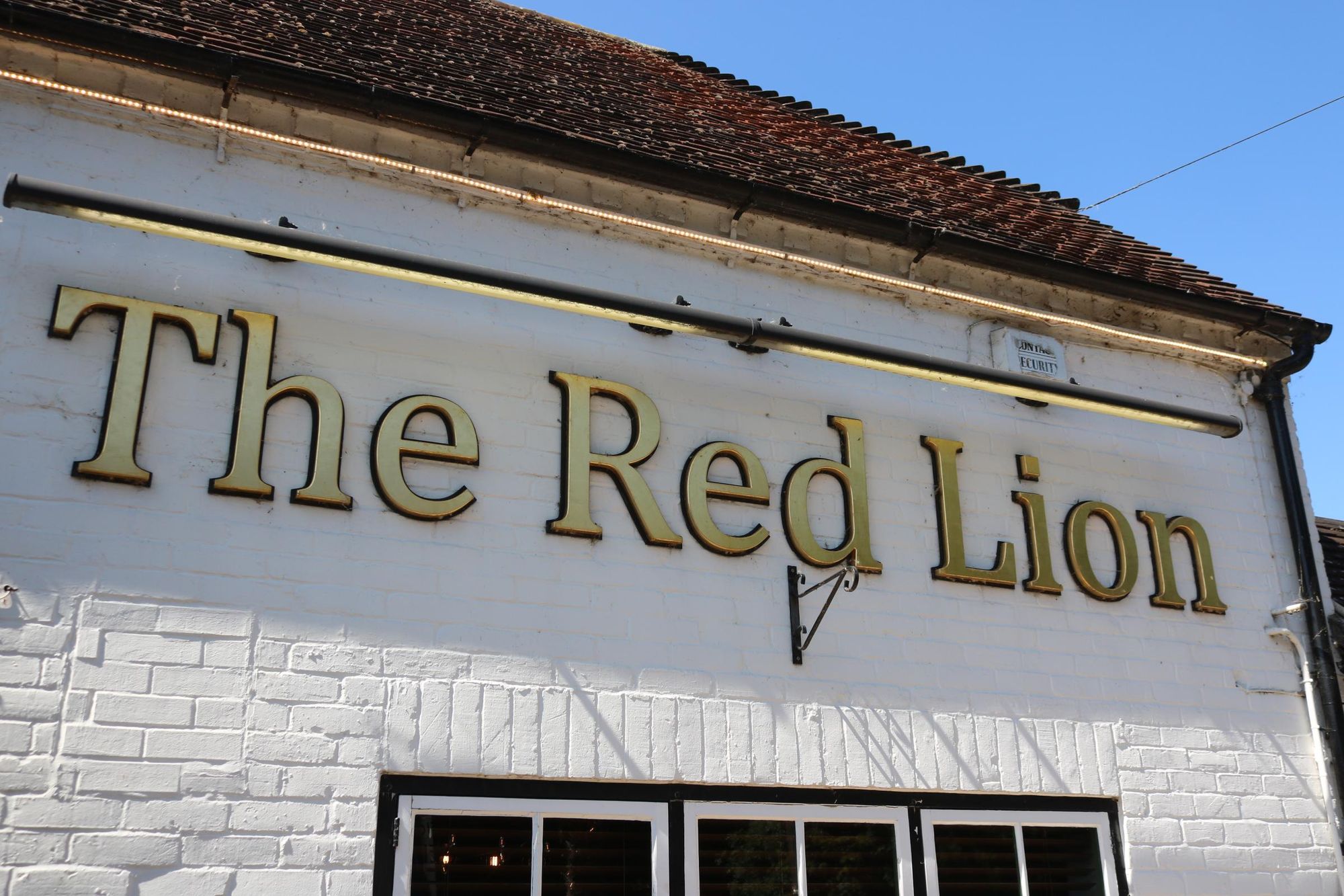 Cholsey - Red Lion - pub sign on east end Jul 2026. (Pub, Sign). Published on 10-08-2026