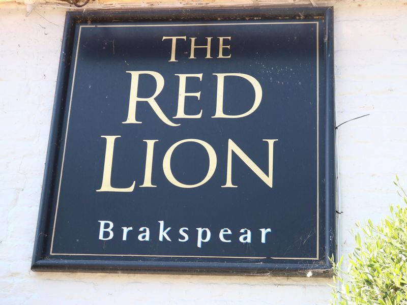 Cholsey - Red Lion - pub sign to the west front entr. Jul 2026. (Pub, Sign). Published on 10-08-2026