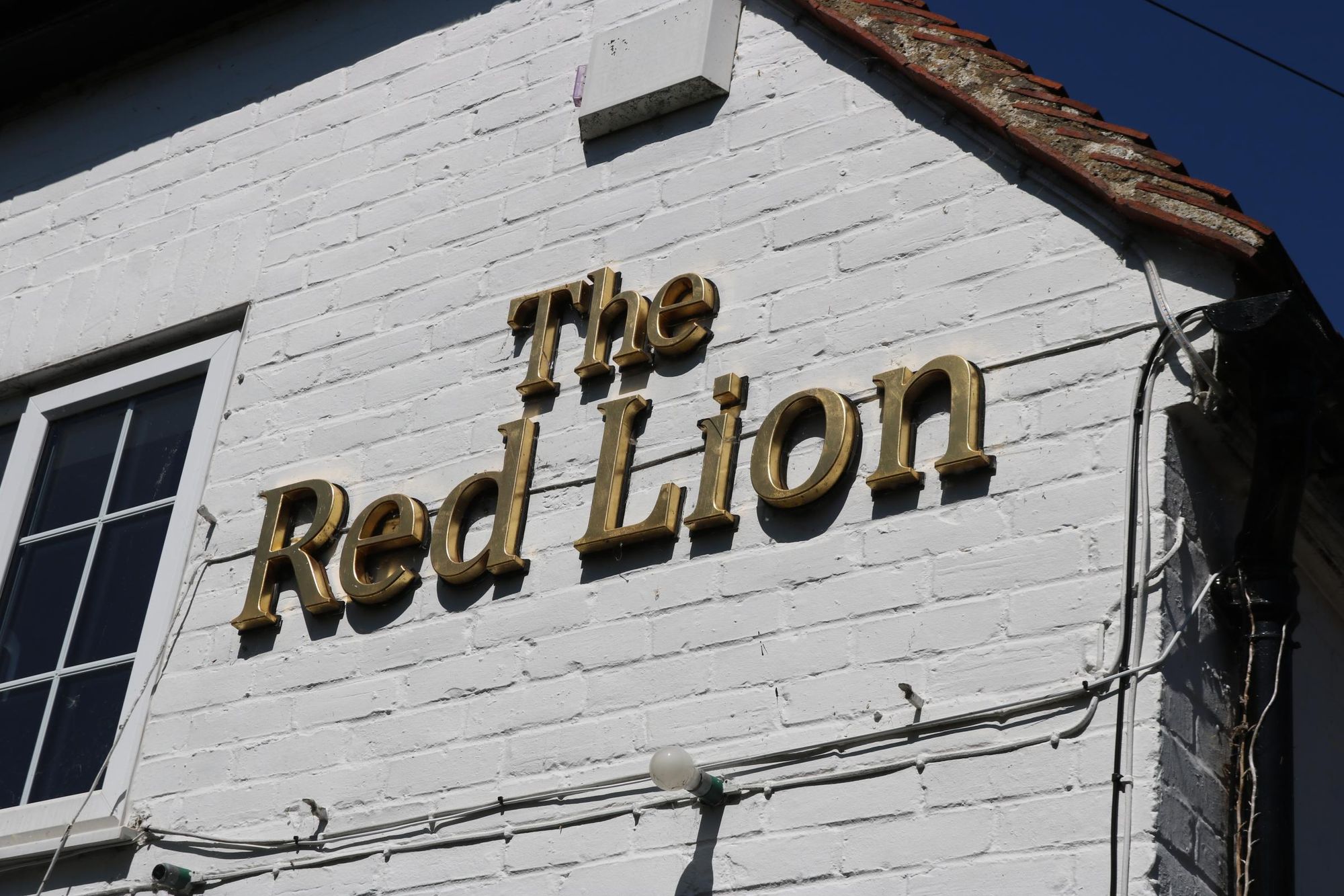 Cholsey - Red Lion - pub sign on western gable Jul 2026. (Pub, Sign). Published on 10-08-2026