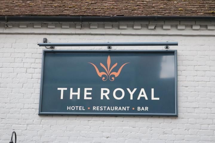Royal, Wallingford - pub sign looking east May 2023. (Pub, Sign). Published on 07-05-2023