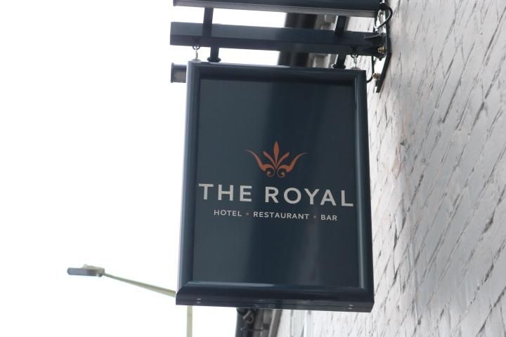 Royal, Wallingford - pub sign looking north May 2023. (Pub, Sign). Published on 07-05-2023