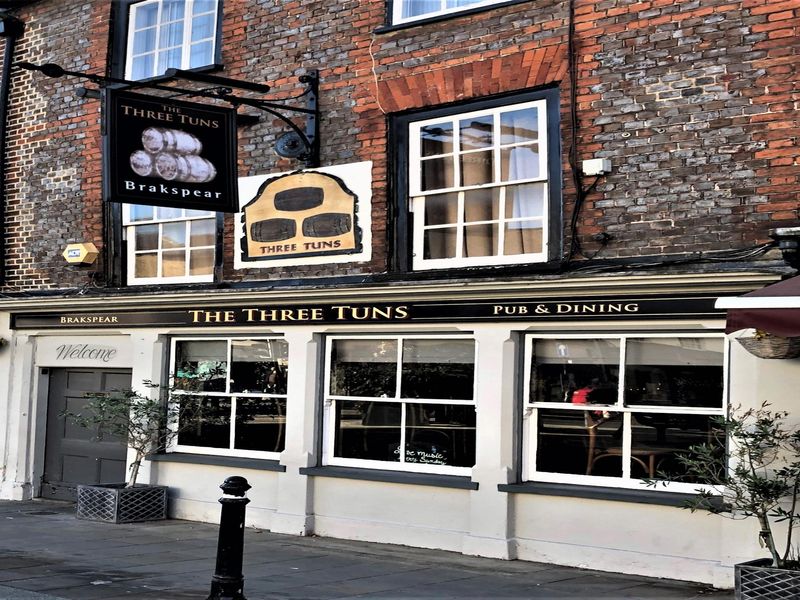Three Tuns, Henley-on-Thames - looking south-east Oct 2022. (Pub, External, Key). Published on 10-11-2022