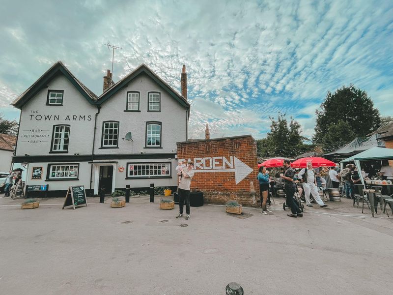 Wallingford - Town Arms - looking west Jun 2024. (Pub, External, Key). Published on 13-08-2024