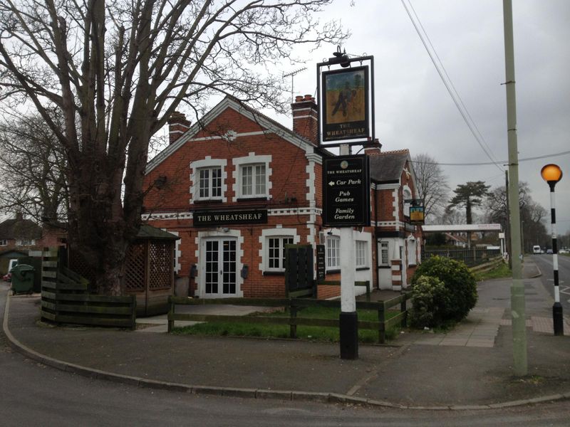 Wheatsheaf, Didcot - looking west Mar 2014. (Pub, External). Published on 08-12-2021