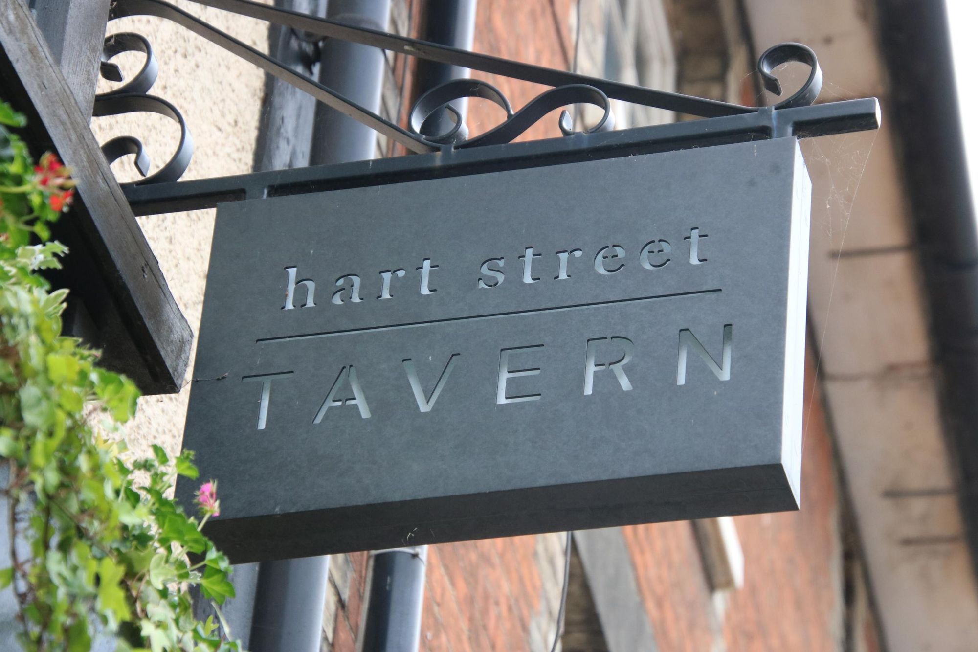 Hart Street Tavern - sign Jul 2020. (Pub, Sign). Published on 18-11-2020