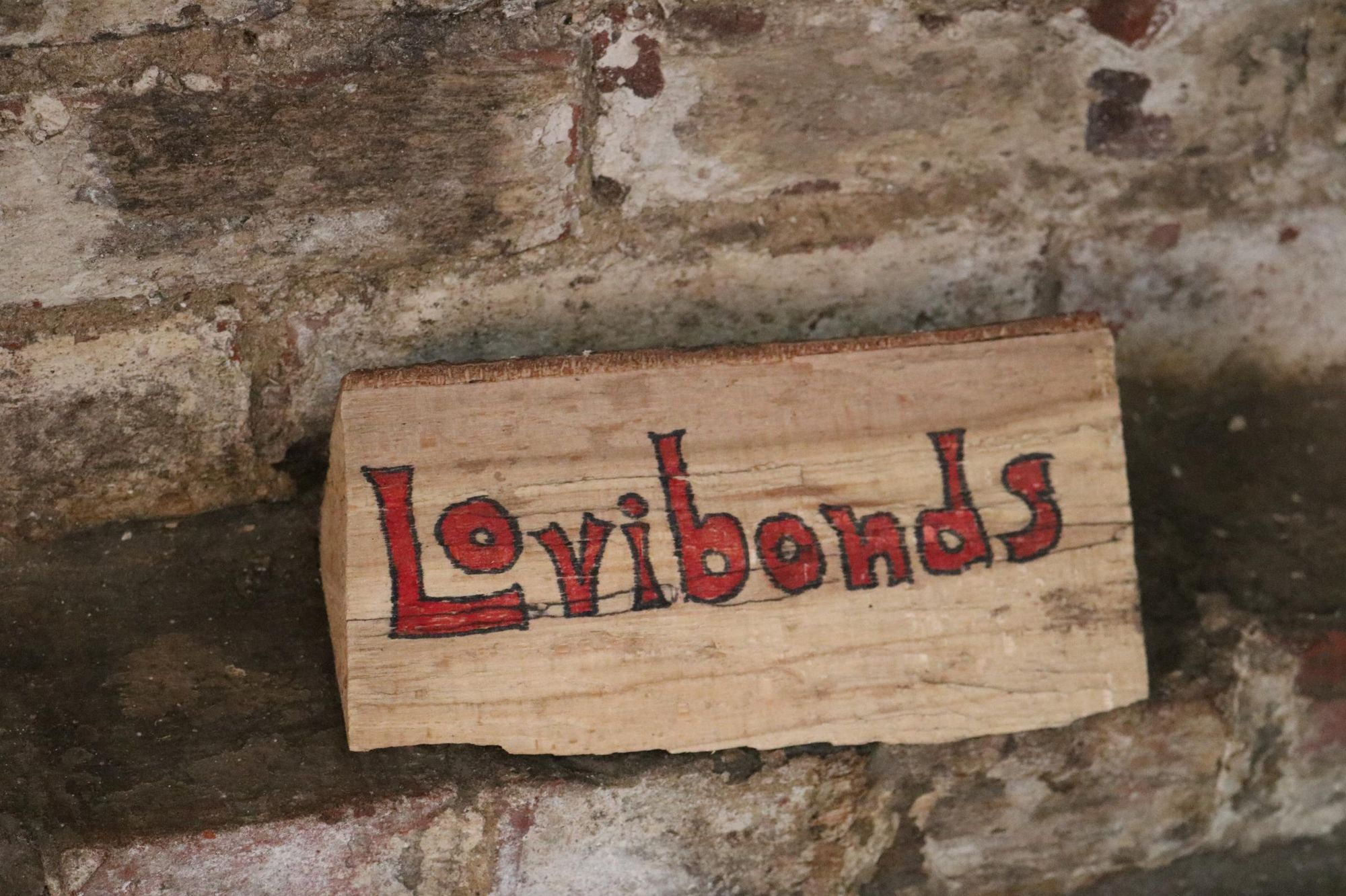 Lovibonds Tasting Room, Henley - log sign Mar 2019. (Pub, Sign). Published on 08-05-2023