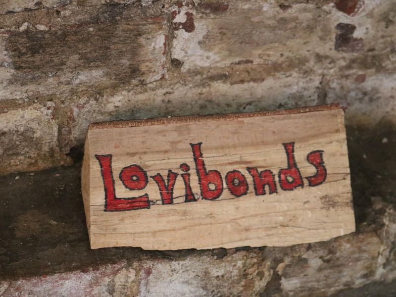 Lovibonds Tasting Room, Henley - log sign Mar 2019. (Pub, Sign). Published on 08-05-2023 