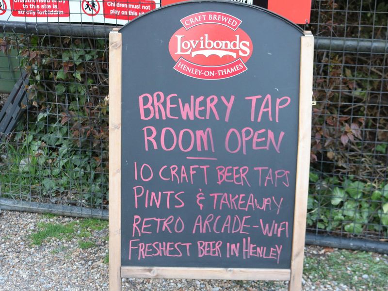 Lovibonds Tasting Room, Henley-on-Thames - sign Mar 2019. (Pub, Sign). Published on 08-05-2023 