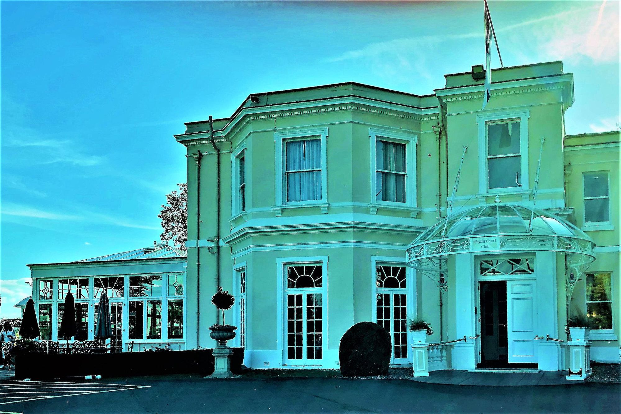 Phyllis Court Club, Henley-on-Thames - looking south Oct 2022. (Pub, External, Key). Published on 10-11-2022