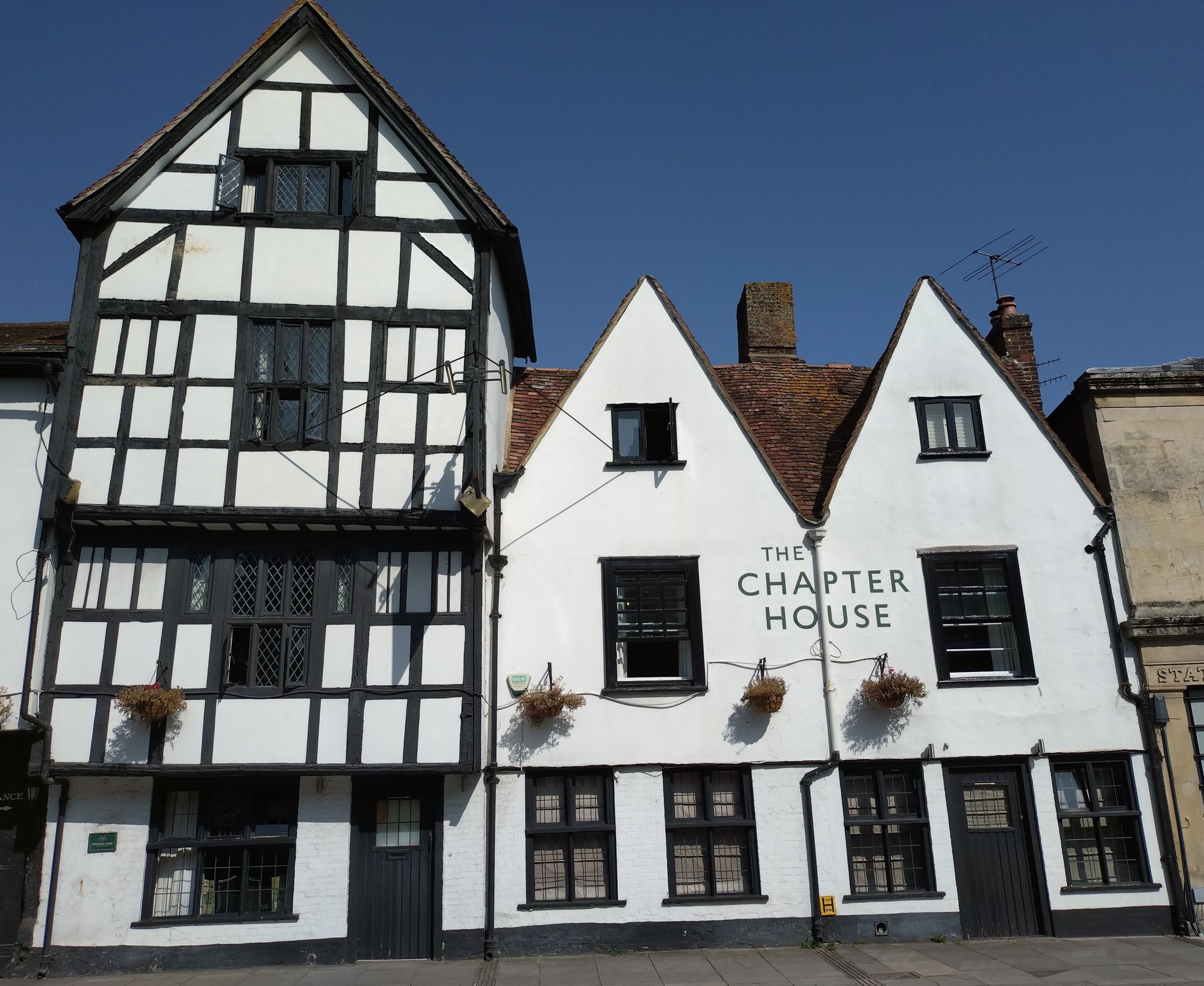Chapter House, Salisbury (Photo: Andrew Ward – 12/08/2025). (Pub, External, Key). Published on 12-08-2025