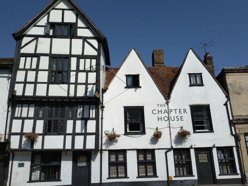 Chapter House, Salisbury (Photo: Andrew Ward – 12/08/2025). (Pub, External, Key). Published on 12-08-2025