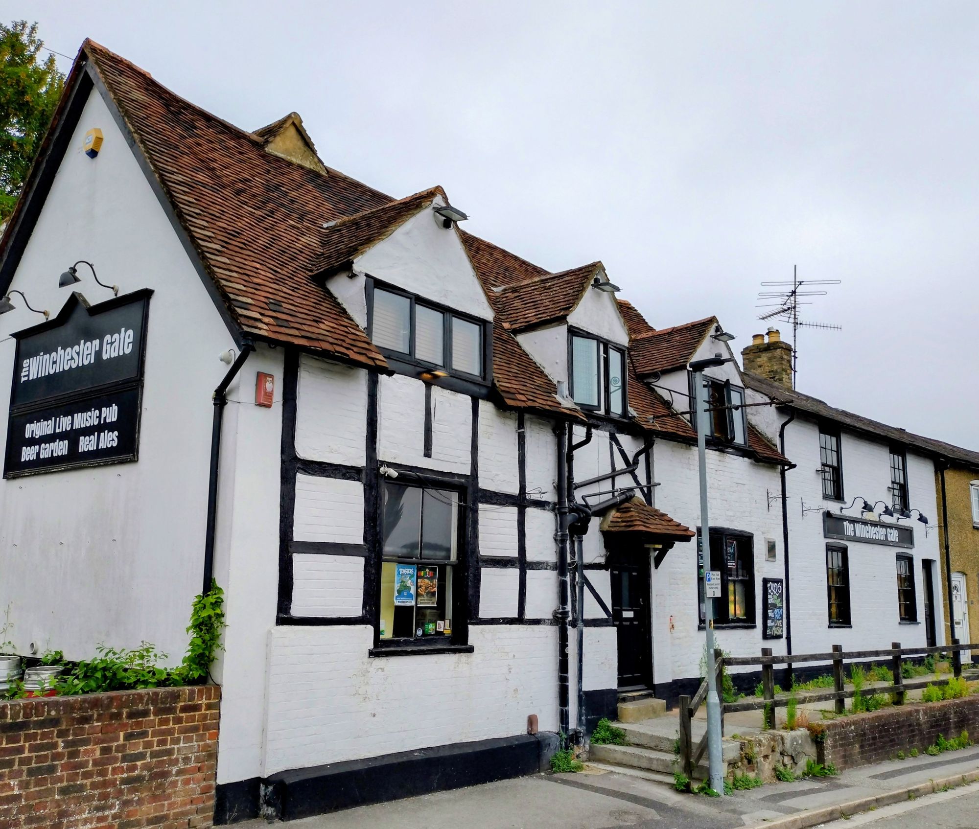 Winchester Gate, Salisbury (Photo: Andrew Ward – 13/08/2025). (Pub, External, Key). Published on 15-08-2025