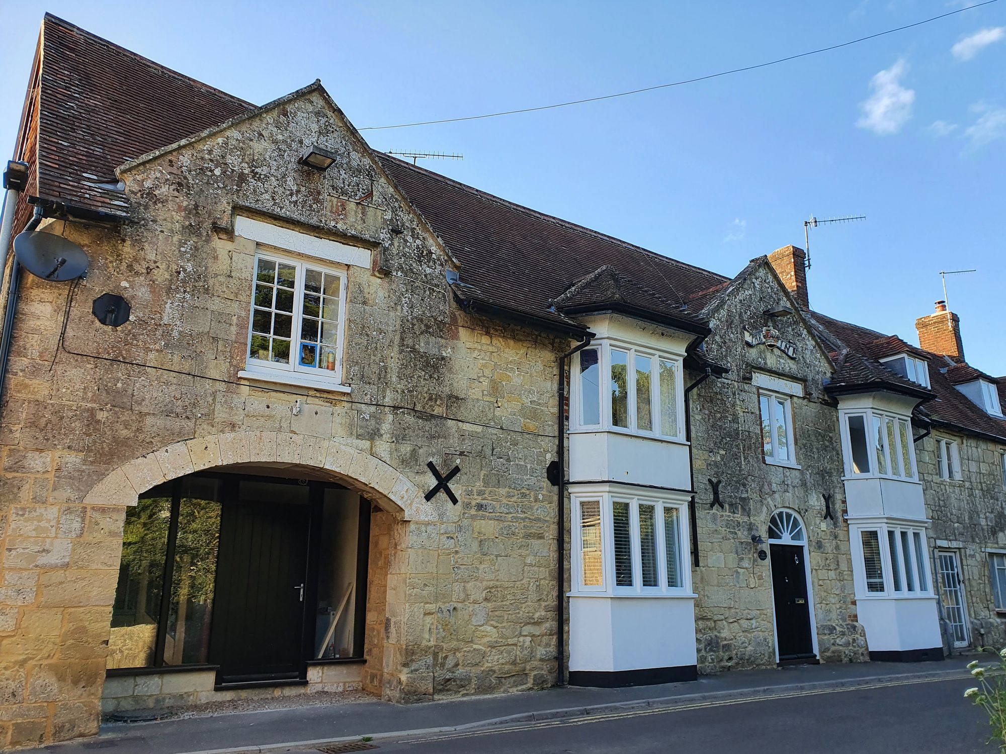 Crown, Tisbury, long after it closed (Photo: Pete Horn - 2022). (Pub, External, Key). Published on 11-06-2022