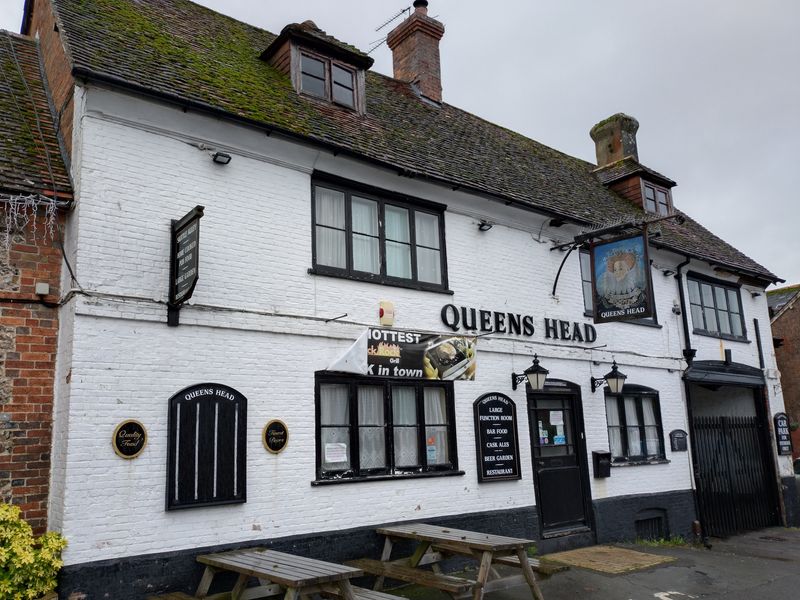 Queen\'s Head, Ludgershall (Photo: Andrew Ward – 11/10/2024). (Pub, External, Key). Published on 12-08-2025