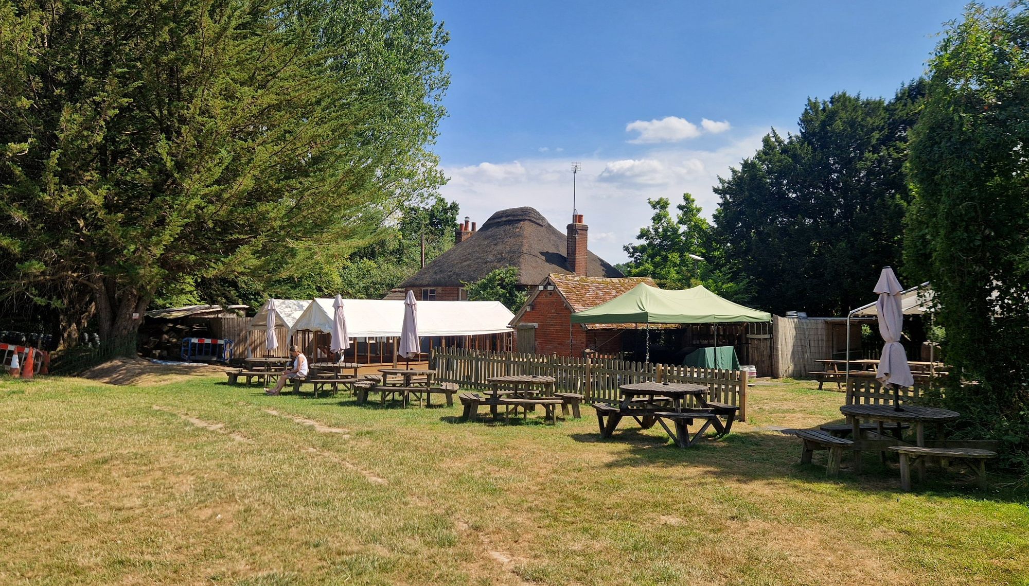 Cuckoo Inn, Hamptworth (Photo: Pete Horn - 15/07/2026). (Garden). Published on 15-07-2026