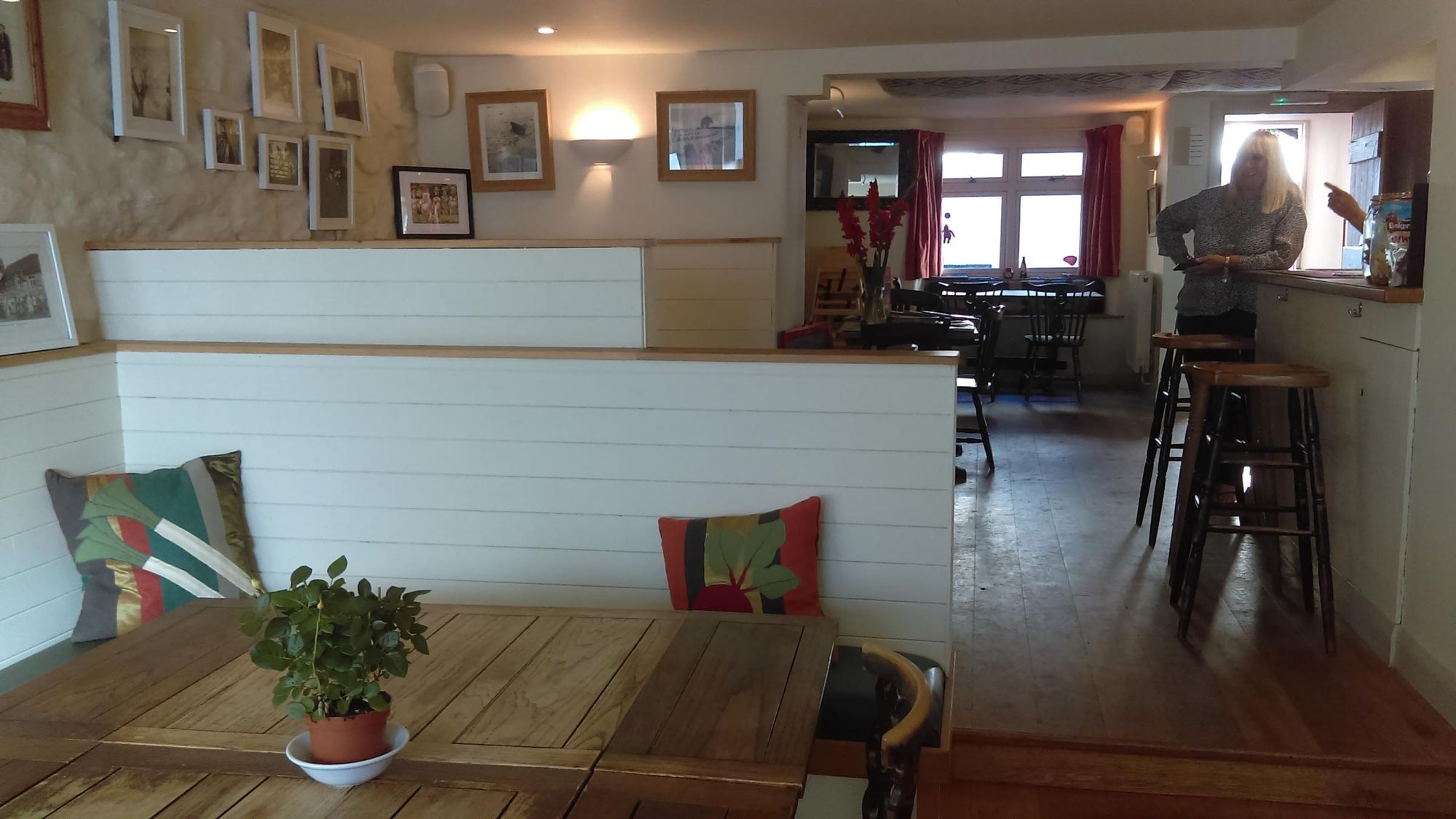 September 2018. (Bar, Publican, Customers). Published on 26-09-2018