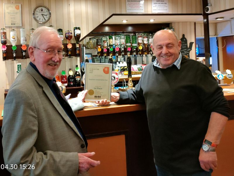 Chairman Bob presents the Club of the Year award to Gwyn Jones. (Branch, Award). Published on 01-05-2022 