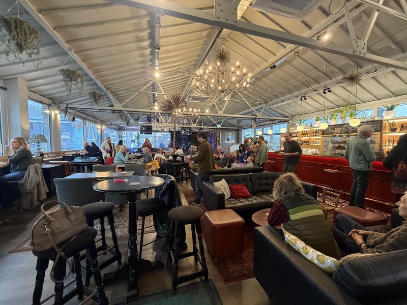 (Bar, Customers). Published on 10-11-2025 