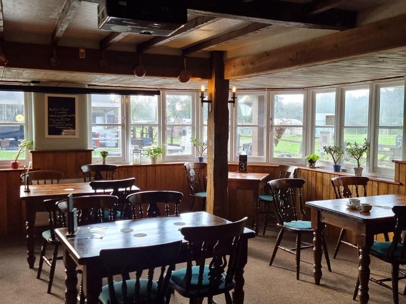 Holme Bush Inn, Corfe Mullen (Photo credit: Holme Bush Inn 2022). (Pub, Restaurant). Published on 12-10-2022