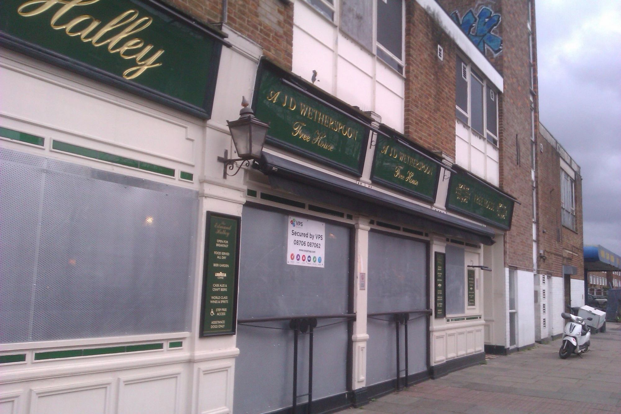 Closed and boarded up - week after closure. (Pub, External). Published on 05-01-2023