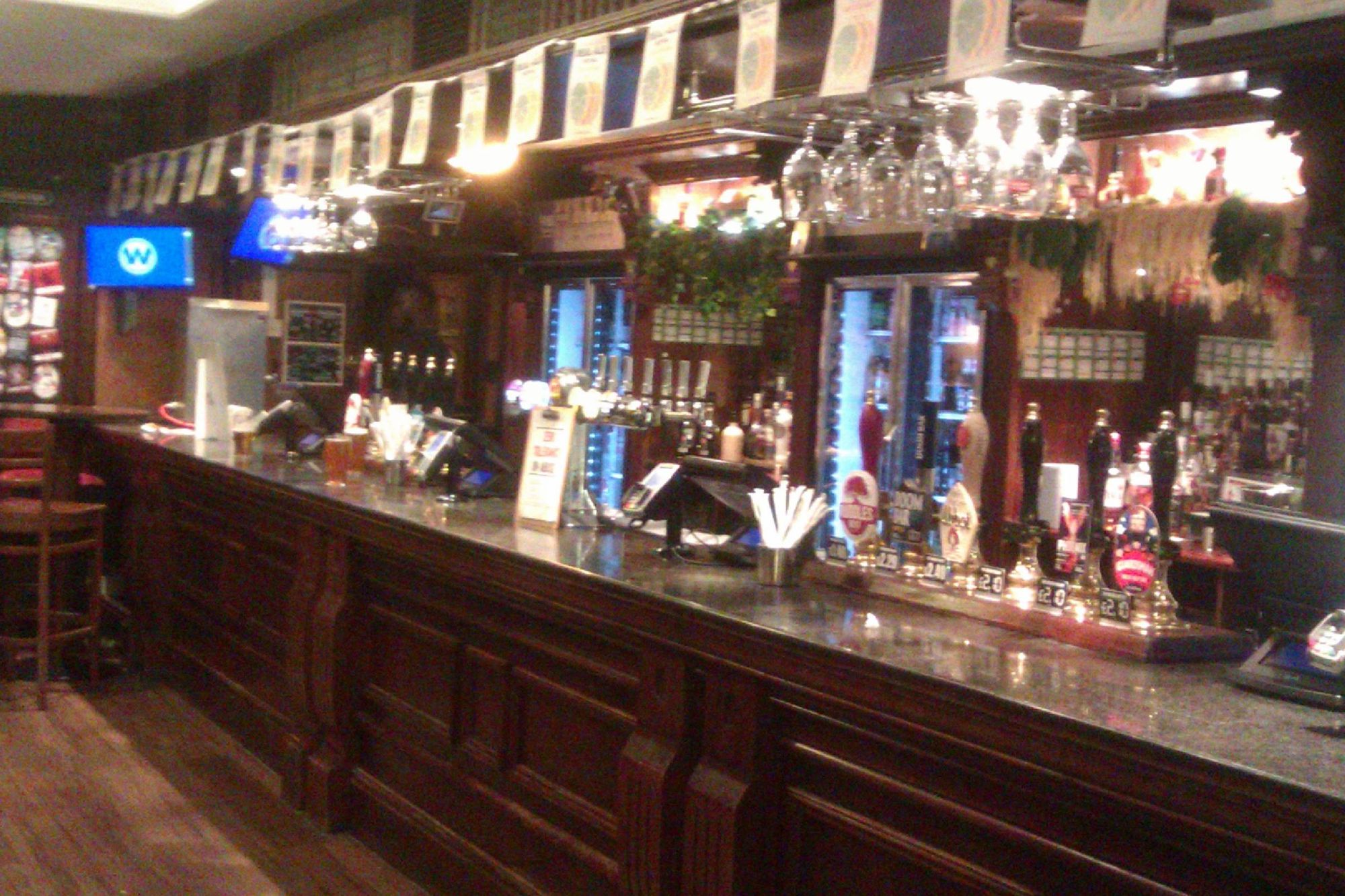 Bar counter and handpumps. (Pub, Bar, Customers). Published on 23-10-2022