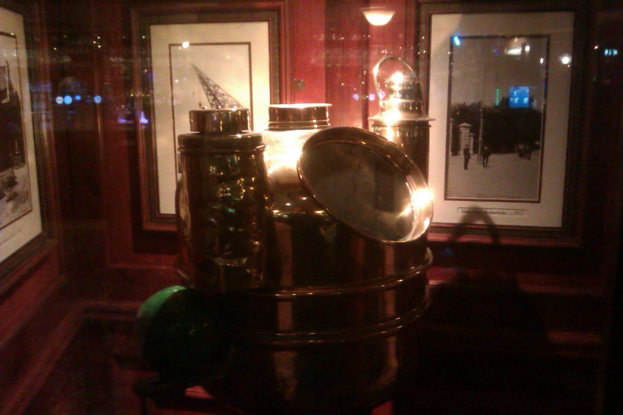 Nautical artefact in a glass cabinet . Published on 28-02-2023