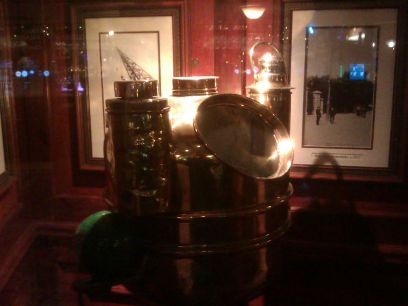 Nautical artefact in a glass cabinet . Published on 28-02-2023