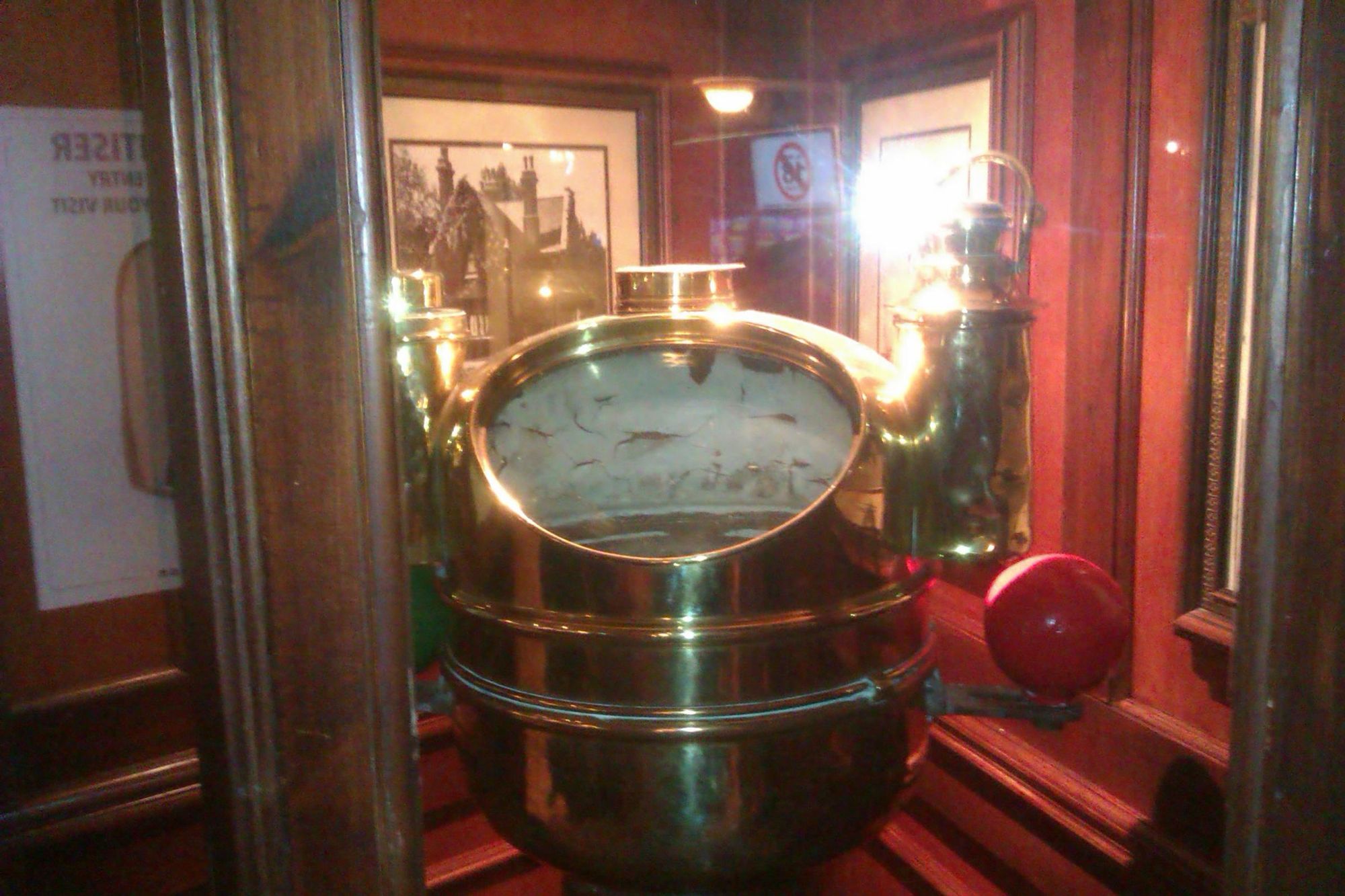 Nautical artefact in glass cabinet. (Bar). Published on 28-02-2023