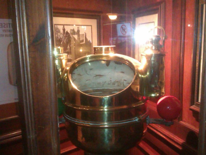 Nautical artefact in glass cabinet. (Bar). Published on 28-02-2023
