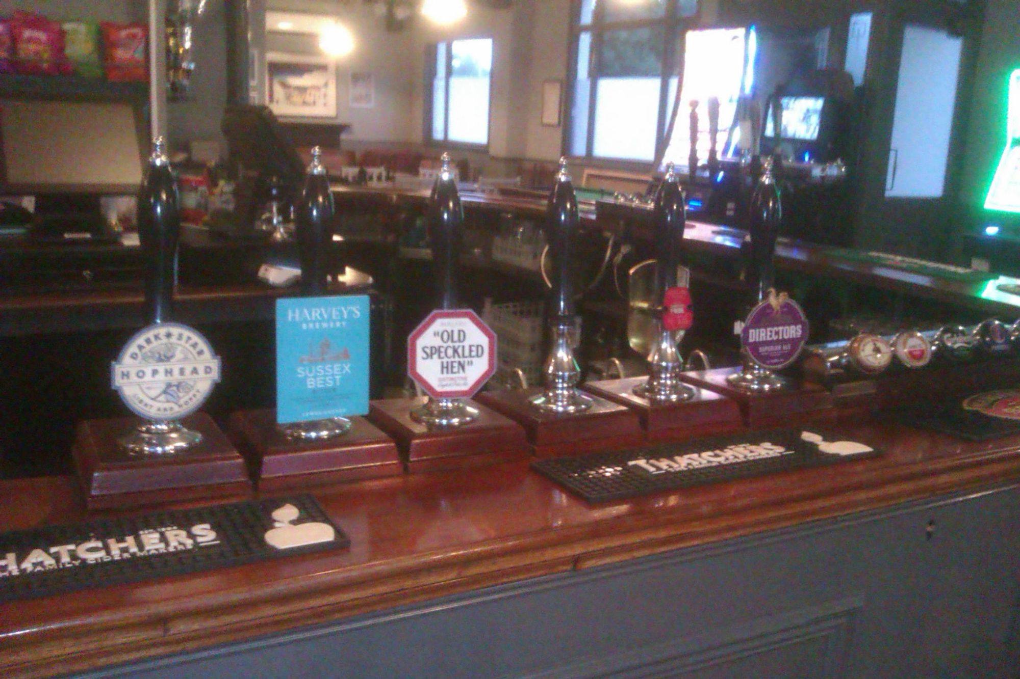 The 6 handpumps. (Bar). Published on 16-07-2024