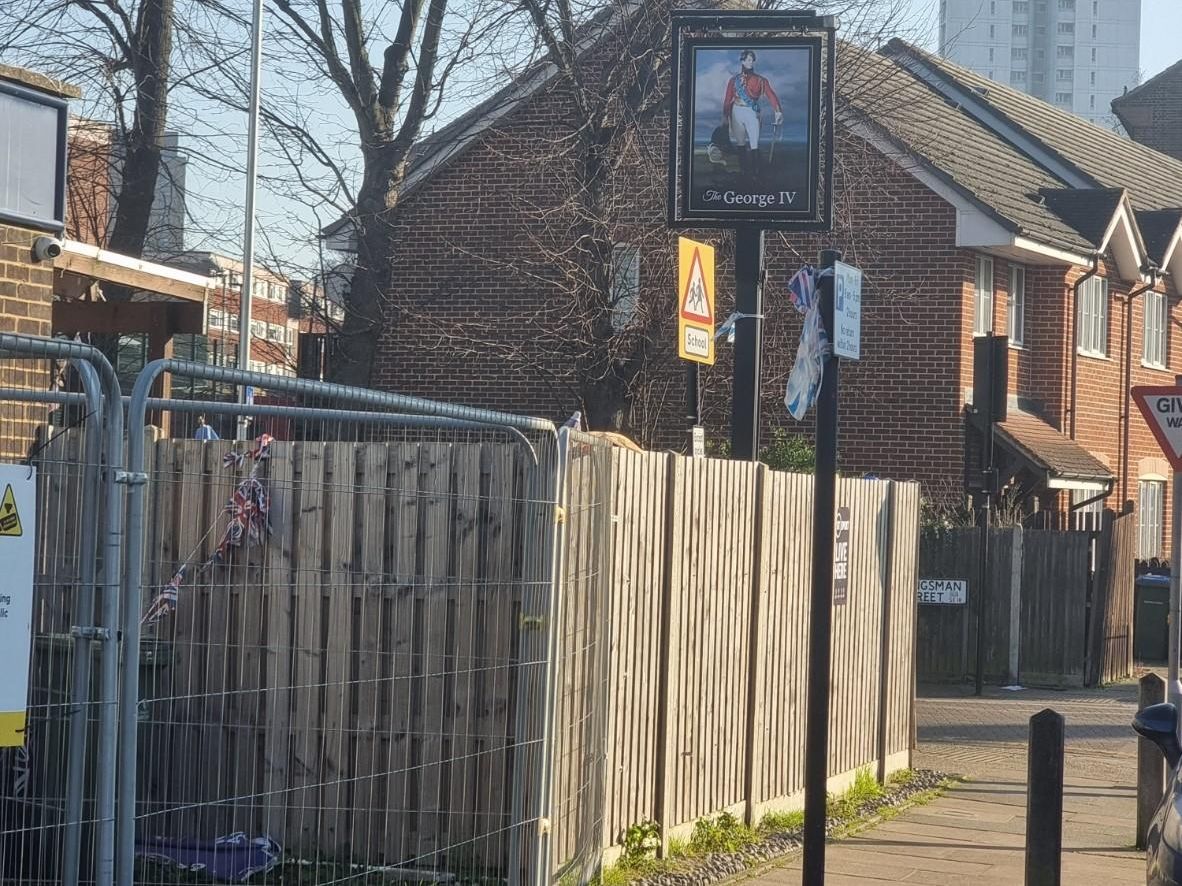 Right hand end fencing from street and sign. (External). Published on 14-02-2023