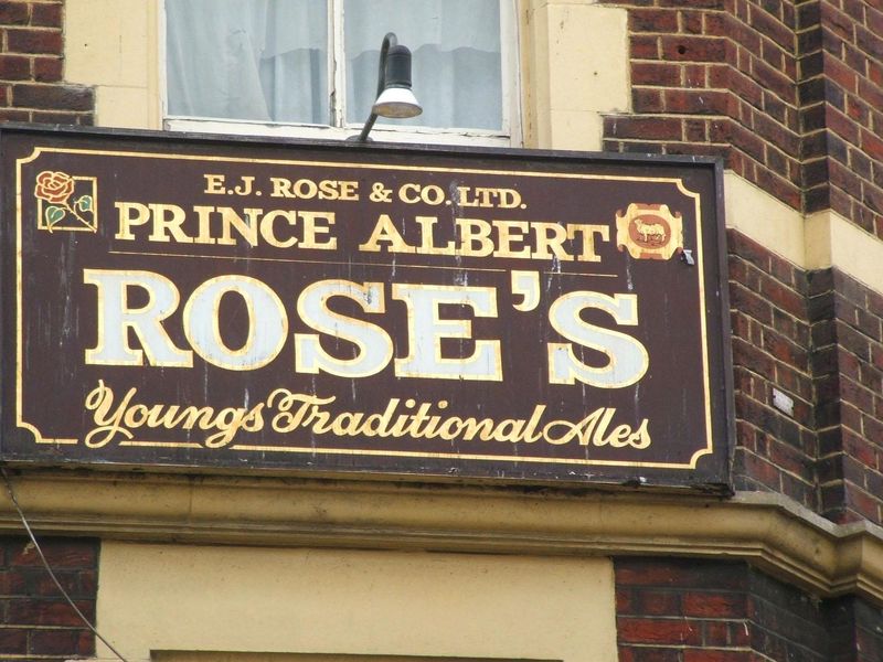 Front wall sign. (Sign). Published on 30-10-2022