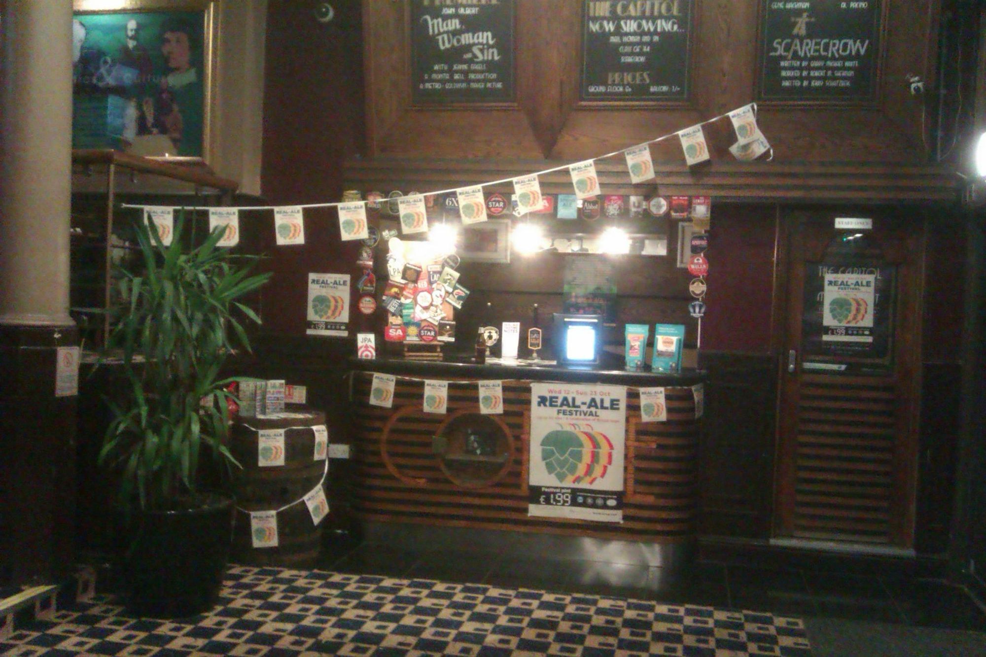 The old cinema ticket office in the foyer. (Bar). Published on 22-10-2022