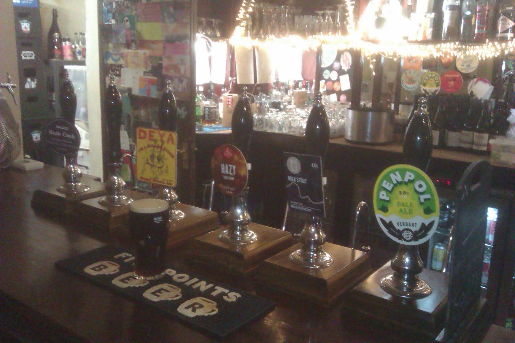 The 6 handpumps. (Bar). Published on 25-10-2023