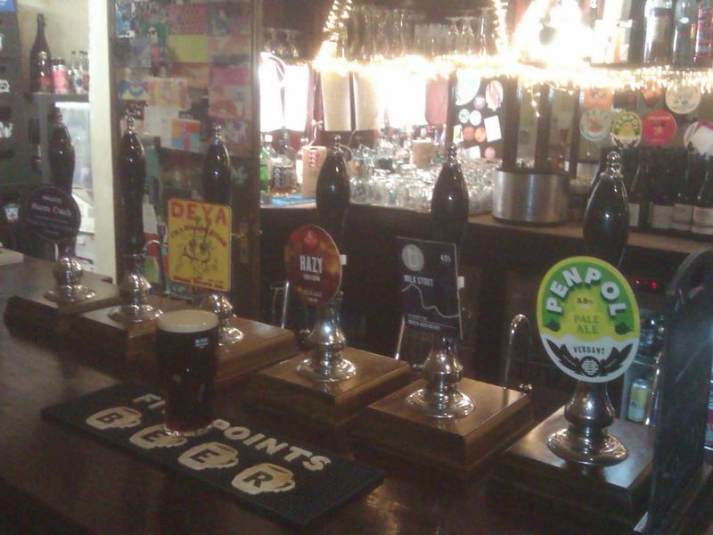 The 6 handpumps. (Bar). Published on 25-10-2023 