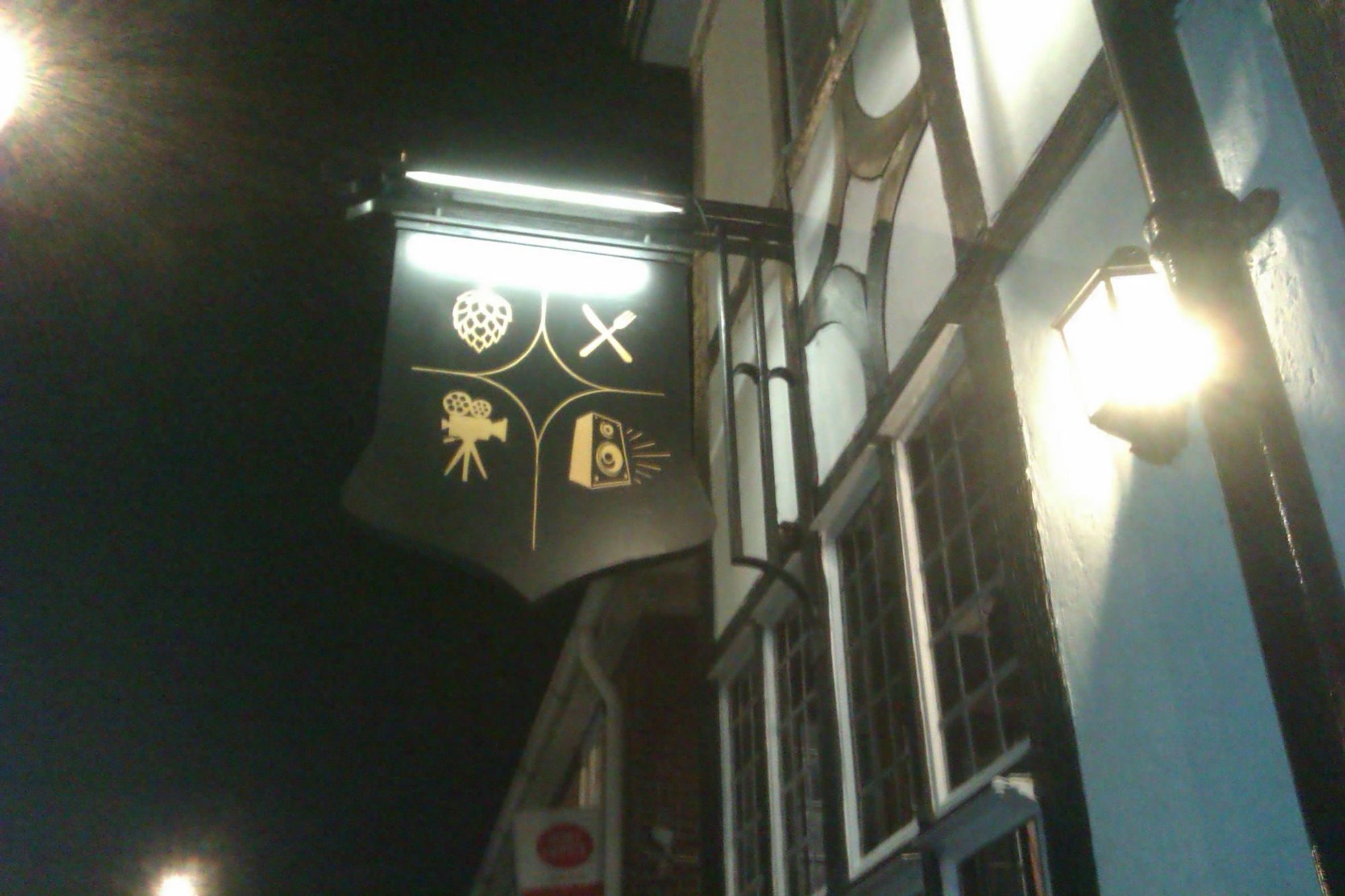 Outside hanging sign. (Sign). Published on 25-09-2022