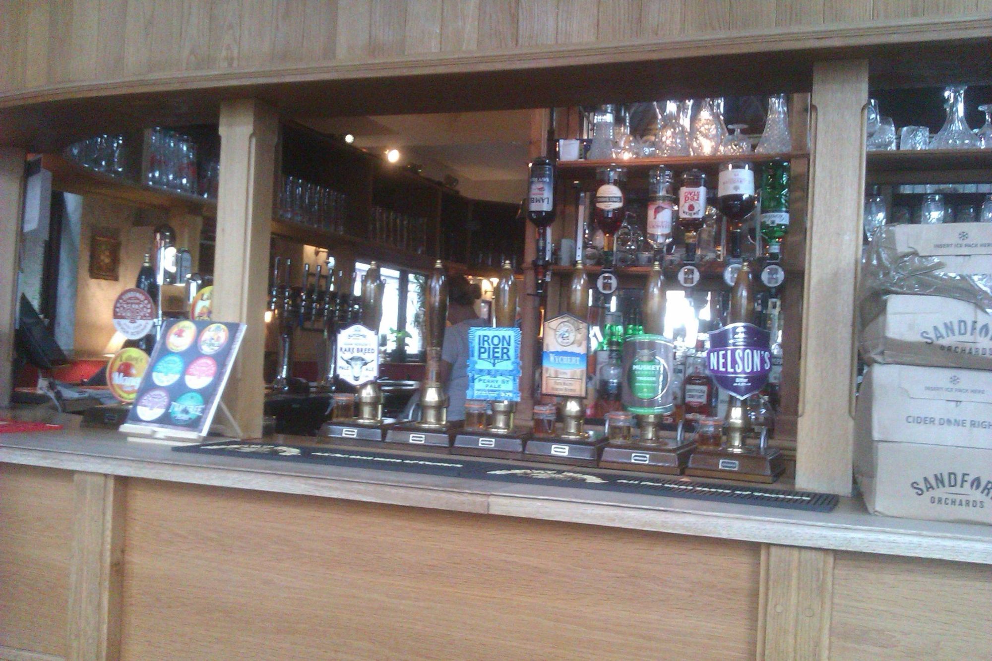 Bar counter and the handpumps. (Bar). Published on 28-09-2023
