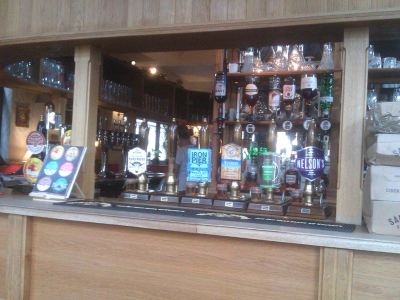 Bar counter and the handpumps. (Bar). Published on 28-09-2023