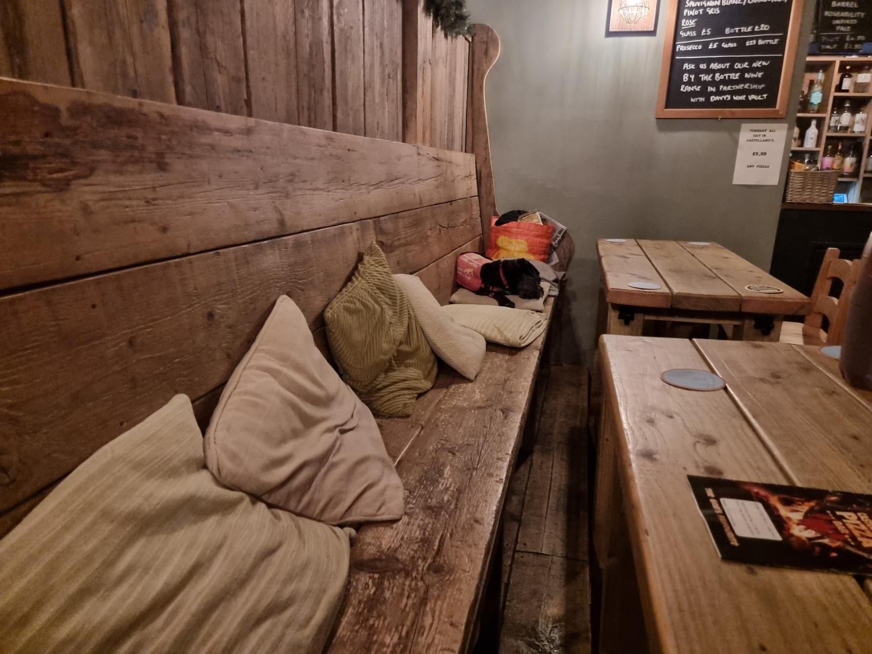 The wall seating. (Customers). Published on 23-09-2022