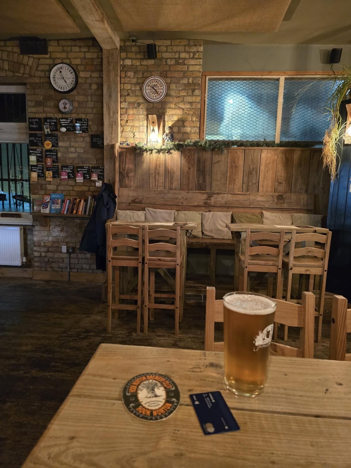 Wall seating. (Bar). Published on 11-10-2024