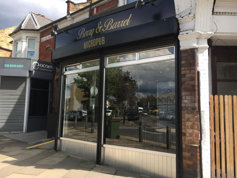Pub street frontage. (Pub, External, Key). Published on 19-05-2021