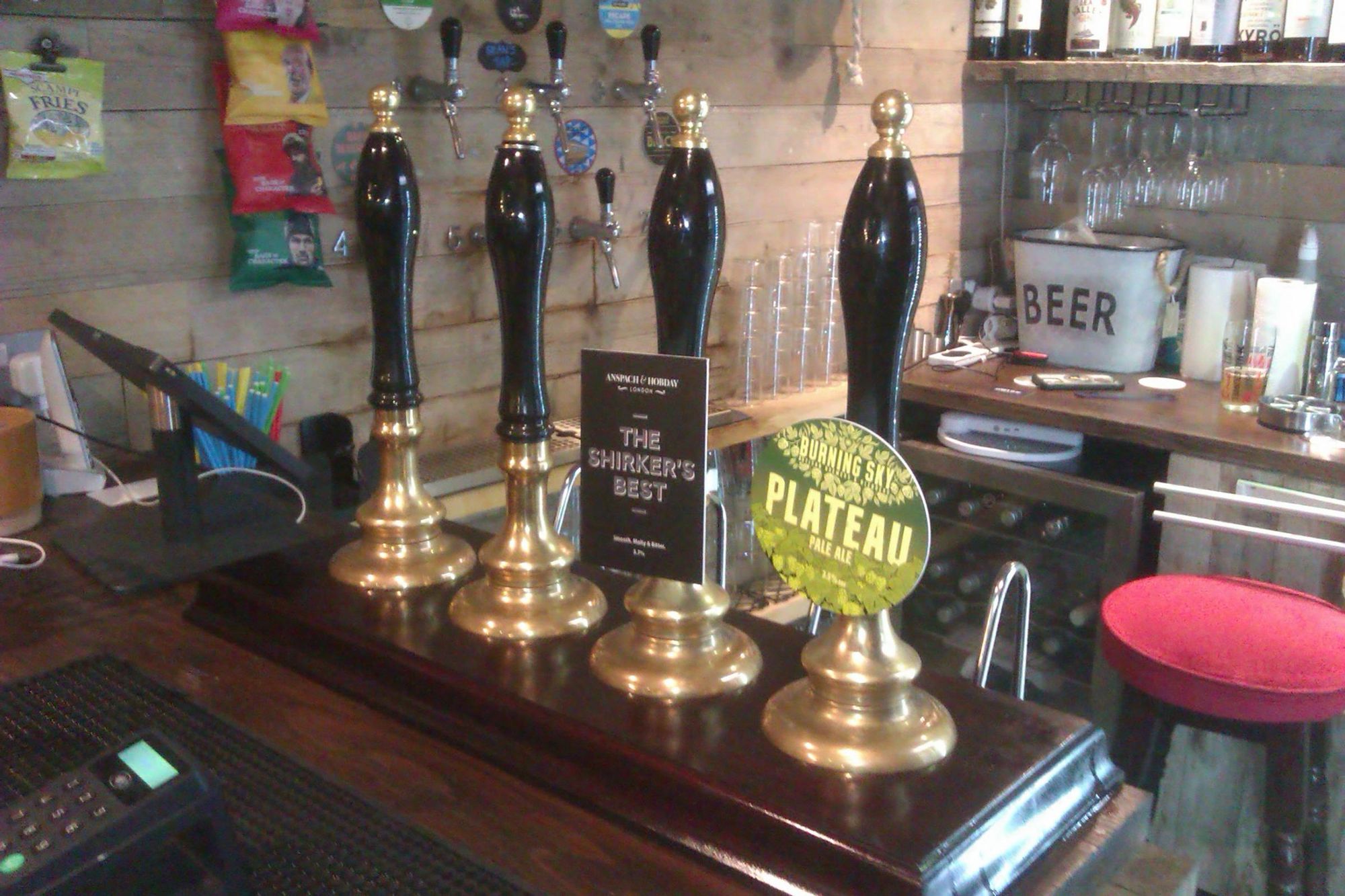 Bar counter and handpumps. (Pub, Bar). Published on 07-10-2022