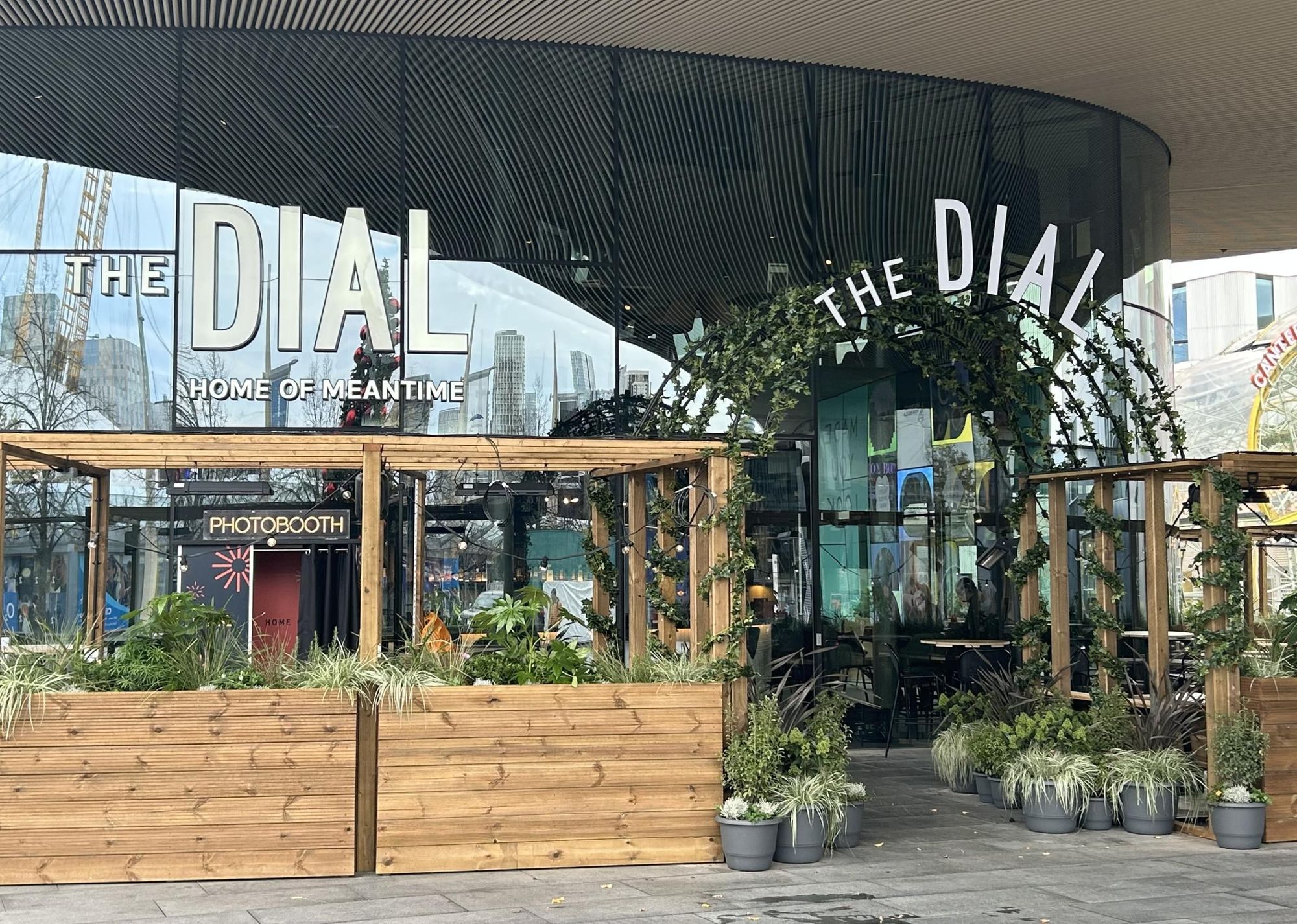 Entrance from the street. (Pub, External, Key). Published on 05-11-2025