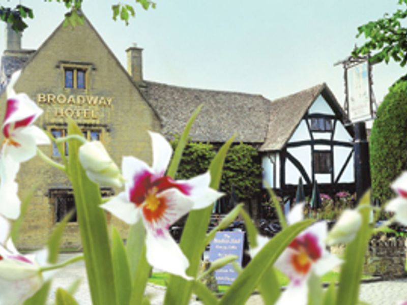 Broadway - Broadway Hotel. (Pub, External). Published on 20-12-2013